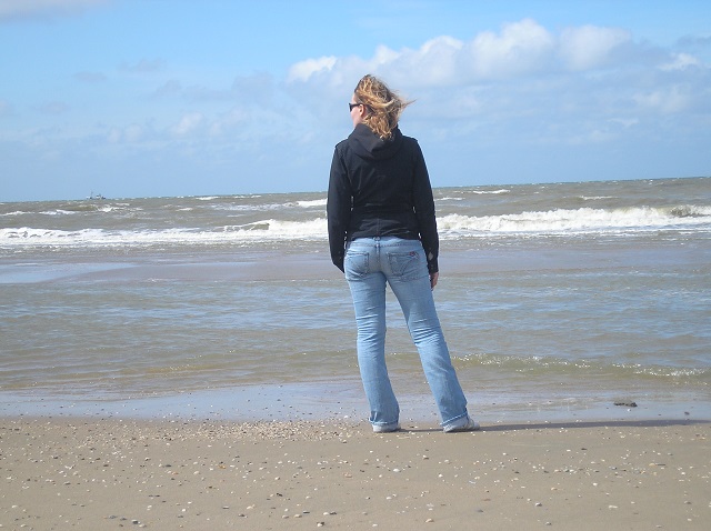 die Autorin des Niederlandeblogs an der niederländischen Küste