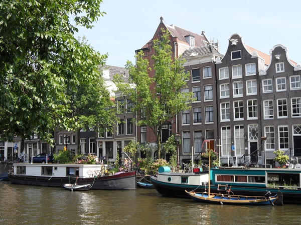Willkommen auf dem Niederlandeblog - Gracht in Amsterdam