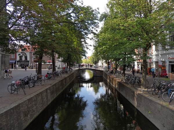 Willkommen auf dem Niederlandeblog - Gracht in Delft
