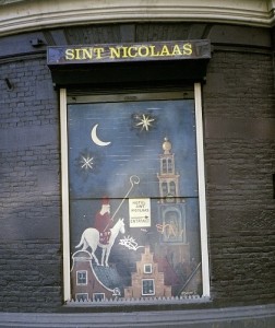 Das Sint Nicolaas Hotel, dort gelangt man in die Spuistraat