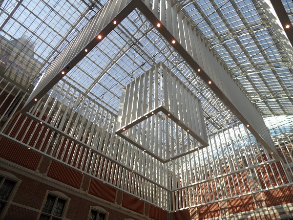 die Dachkonstruktion ermöglicht natürliches Licht im Atrium