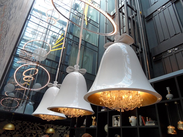 die Glockenlampen über dem Empfangsbereich im Andaz Amsterdam