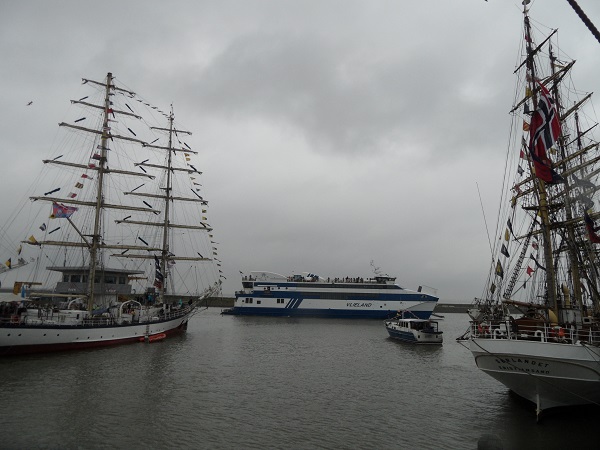 Tall Ships mit Fähre in Harlingen