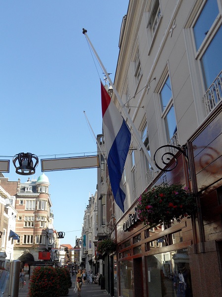auch in der Einkaufsstrasse von Den Haag hängt die Flagge auf Halbmast_Staatstrauer