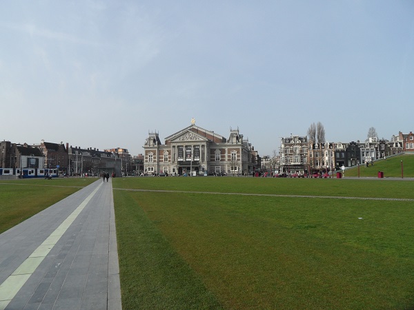 Blick vom Museumplein auf Concertgebouw in Amsterdam