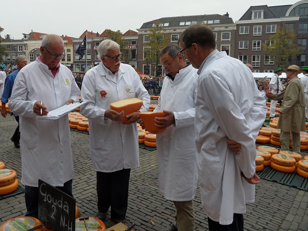 Gouda wird in Alkmaar auf dem Käsemarkt gehandelt