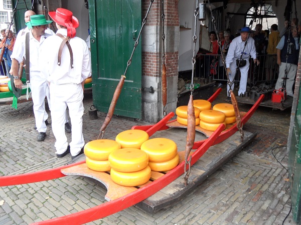 Käse wiegen auf dem Käsematkt Alkmaar