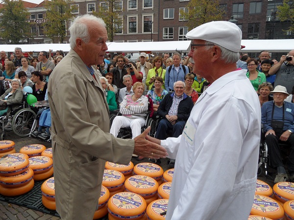 der traditionelle Handschlag beim Käsehandel in Alkmaar