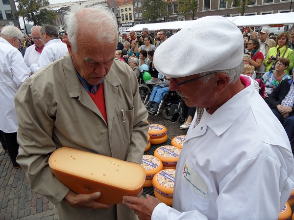 die Anzahl der Löcher entscheidet über die Qualität_Käsemarkt Alkmaar