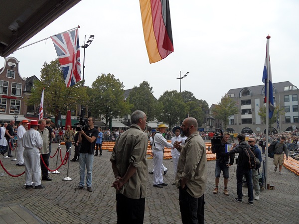 die Flaggen passen zur anwesenden Presse BBC & Niederlandeblog