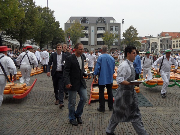 die Teilnehmer des Kochwettbewerbs kommen auf dem Käsemarkt in Alkmaar an