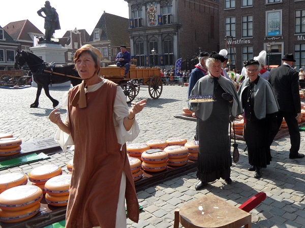 ältere Damen als Käsemädchen - eine Besonderheit des Käsemarktes in Hoorn
