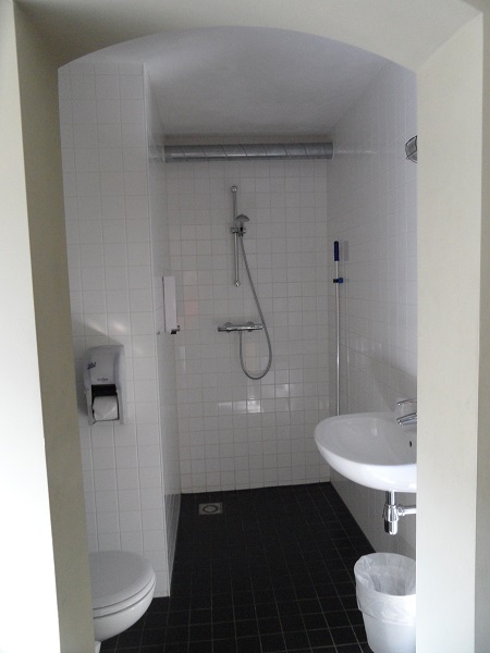 Badezimmer in der Zelle_Gevangenishotel Hoorn