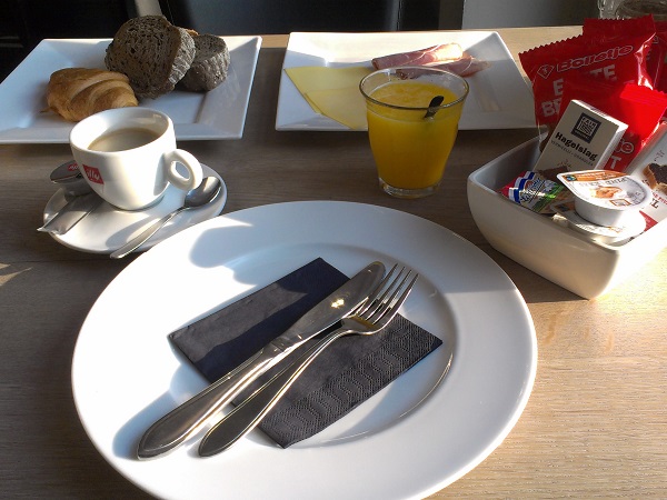 Frühstück bei Sonne im Gevangenishotel Hoorn