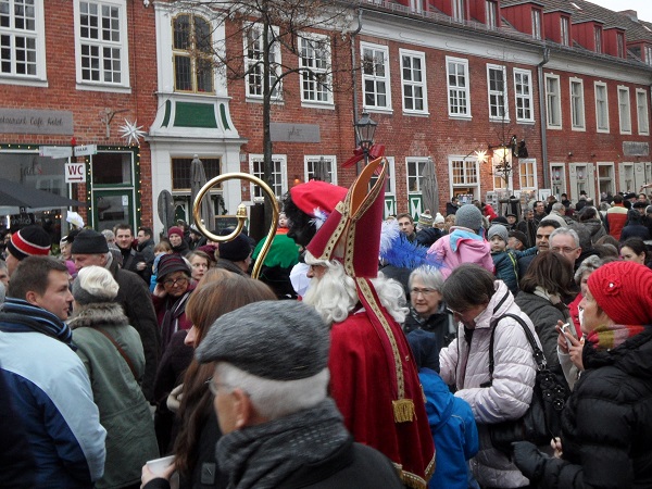 Sinterklaas unterwegs zur Bühne