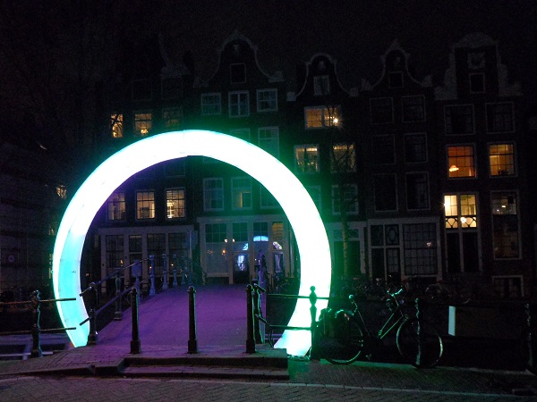 Circle of life auf der Melkmeisjesbrug beim Amsterdam Light