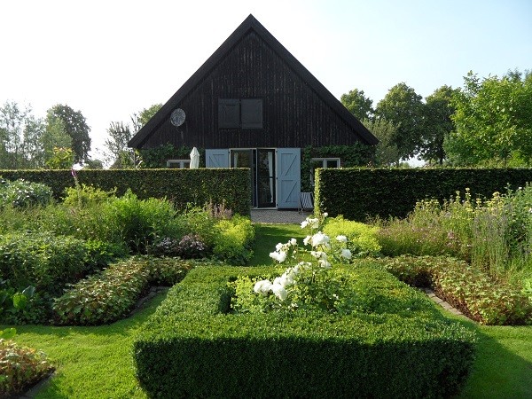 Blick vom Garten zum Ferienhaus_Heerlijkheyd