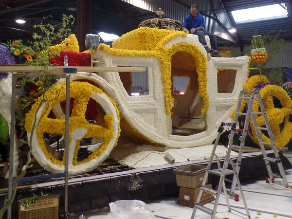 die goldene Kutsche auf dem Blumenkorso 2015