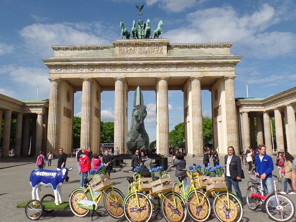 gelbe Fahrräder vorm Brandenburger Tor_Graskaas in Berlin