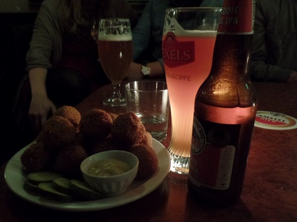 Absacker im afè Eik & Linde: Bier mit Bitterballen