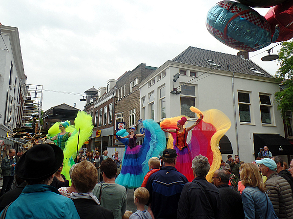 farbenfrohe Ballerinas beim Straßentheaterfestival in Woerden