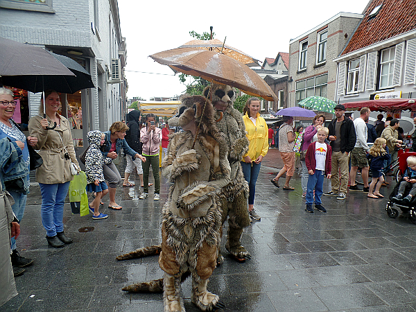 Erdmännchen unterwegs beim Straßentheaterfestival in Woerden
