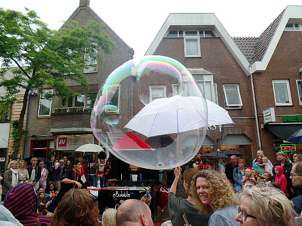 Seifenblasen beim Straßentheaterfestival in Woerden
