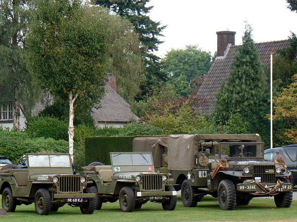 überall Militärfahrzeuge in Arnhem