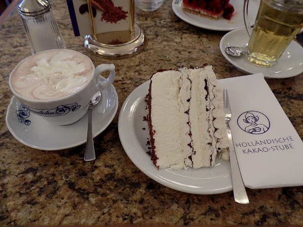 warme chocolademelk met taart @ Holländische Kakaostube in Hannover